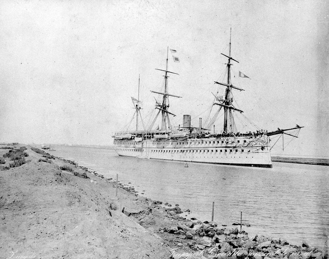A Szuezi-csatornán áthaladó „Crocodile” csapathajó, kb. 1870-es évek alkotó: Zangaki Brothers