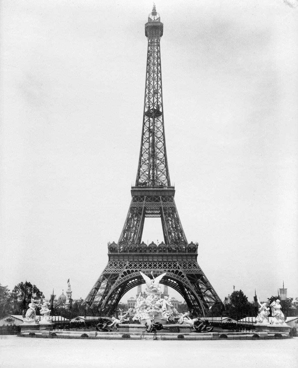 Eiffel-torony és Coutan szökőkút, párizsi kiállítás alkotó: . .