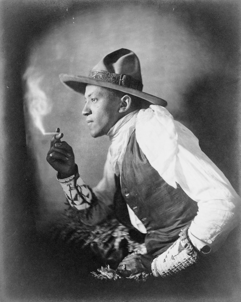 A cigaretta, 1908 körül (f/w fotó) alkotó: . .