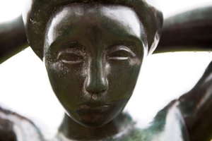 Fürdősző a haját rendezi, részlet, 1930 (bronz)