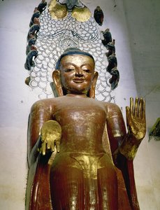 Álló Buddha szobra