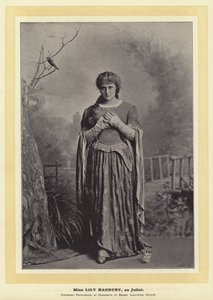Miss Lily Hanbury, mint Júlia
