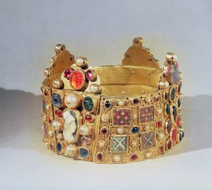 Hildesheim korona (arany és drágakövek)