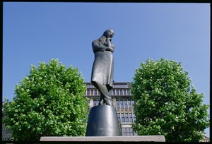 Heinrich Heine (1797-1856) emlékműve 1926-33 (bronz)