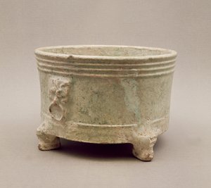 Kerámia háromlábú edény, Han-dinasztia, i.sz. 25-220