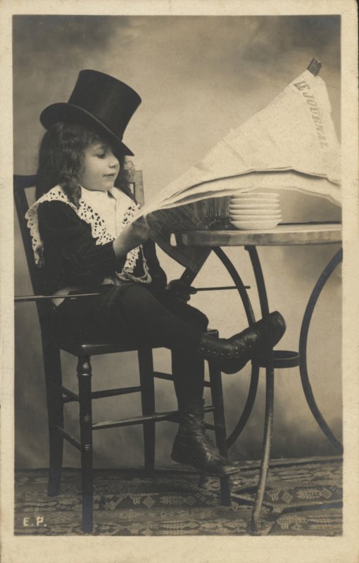 Fiú újságot olvas alkotó: French Photographer