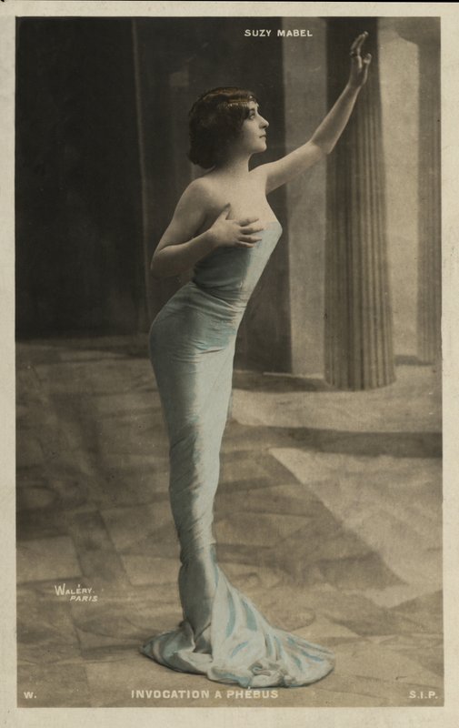 Lány kék ruhában alkotó: French Photographer
