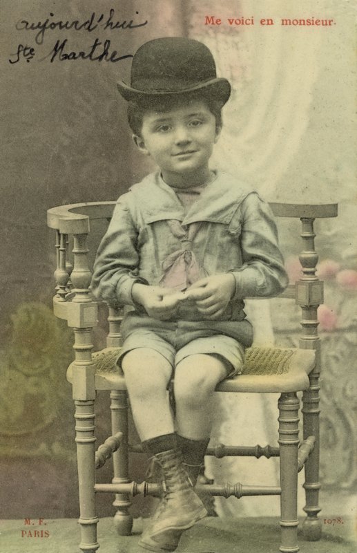 Kisfiú kalapban alkotó: French Photographer