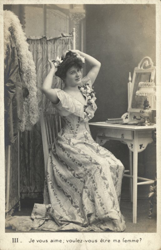 Nő egy fésülködőasztalnál alkotó: French Photographer