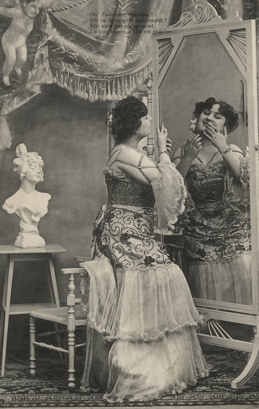 Nő egy kidolgozott ruhában alkotó: French Photographer
