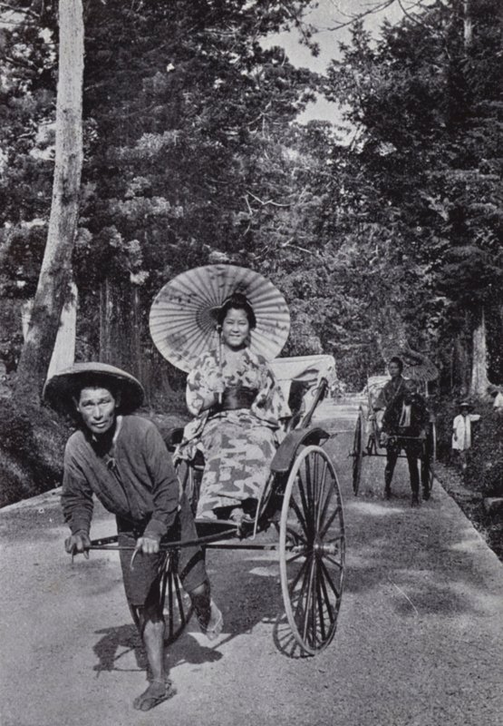 Japán lányok jinrikshában (f/w fotó) alkotó: American Photographer (after)