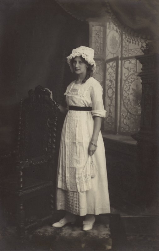 Lány csipke sapkában alkotó: Arthur C. Burgess