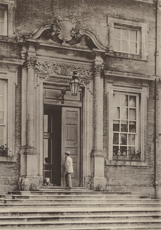 Raynham Hall, Norfolk, a bejárat alkotó: Charles Latham