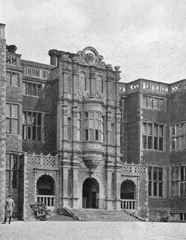 A bejárati loggia alkotó: Charles Latham