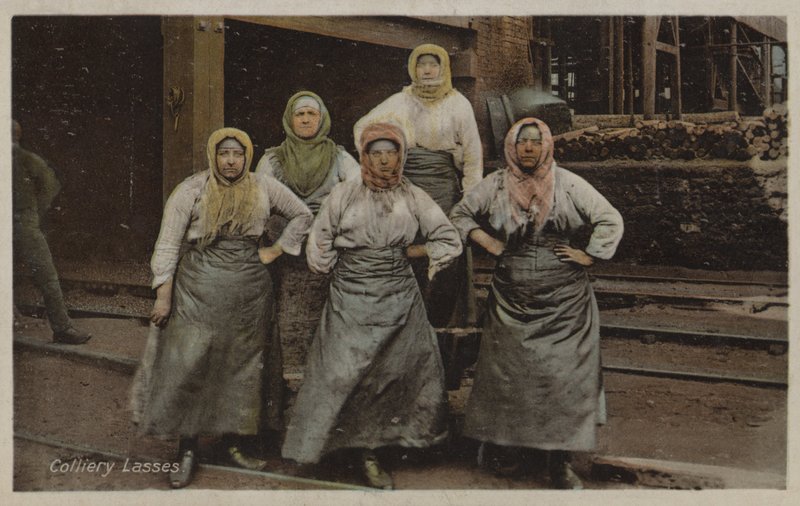 Colliery Lasses (színes fotó) alkotó: English Photographer