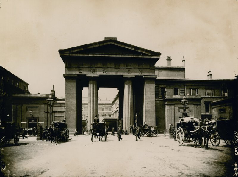 Euston pályaudvar, 1890 alkotó: English Photographer