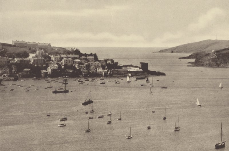 Fowey, Battery és Polruan Tower (fekete-fehér fotó) alkotó: English Photographer