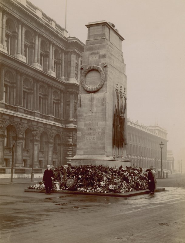 A Whitehall-i kenotaph általános képe alkotó: English Photographer