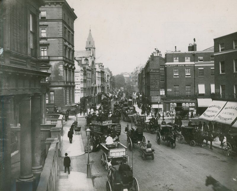 Knightsbridge, London alkotó: English Photographer