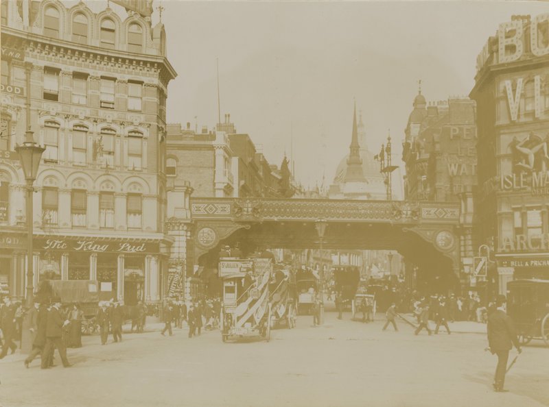 Ludgate Cirkusz alkotó: English Photographer