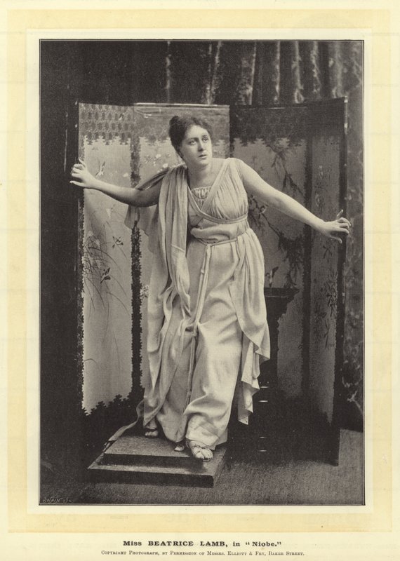 Miss Beatrice Lamb, Niobében alkotó: English Photographer
