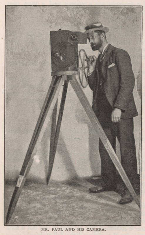 Mr R W Paul és a fényképezőgépe alkotó: English Photographer