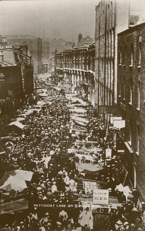 Petticoat Lane vasárnap reggel alkotó: English Photographer