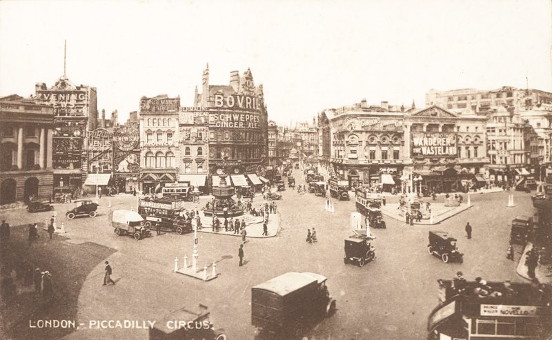 A Piccadilly Circus alkotó: English Photographer