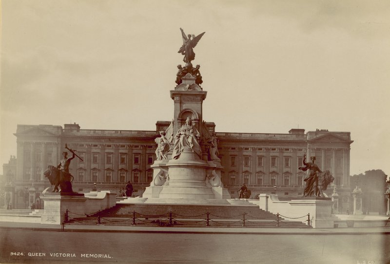 Viktória királynő emlékműve alkotó: English Photographer
