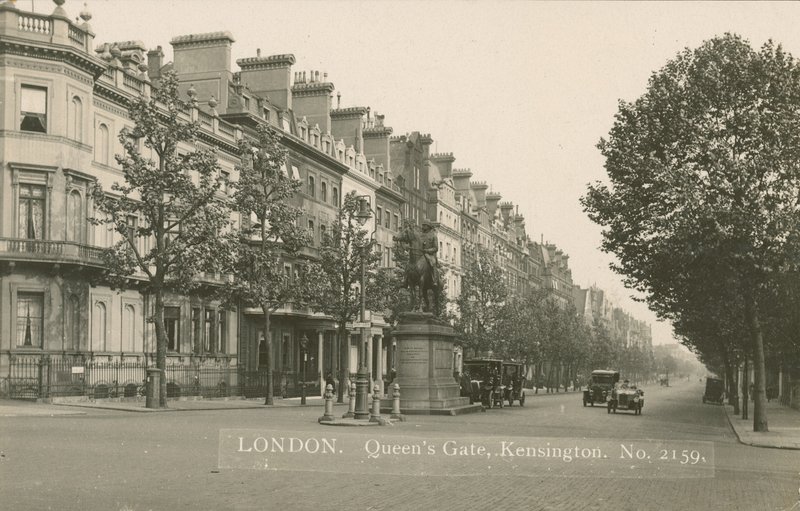 Queens Gate, Kensington, London alkotó: English Photographer