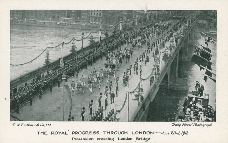 Királyi körmenet a London Bridge-en alkotó: English Photographer