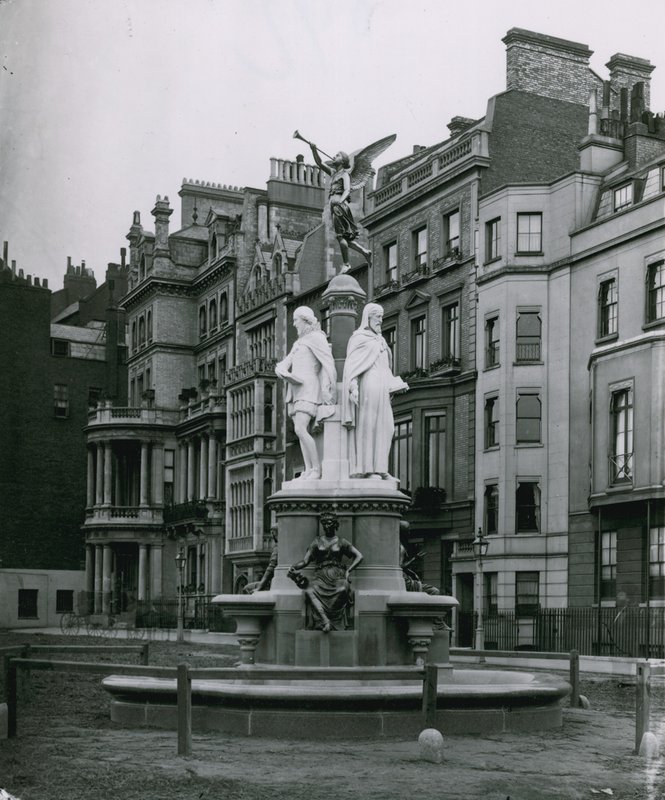 A Brown Fountain, Park Lane, London alkotó: English Photographer