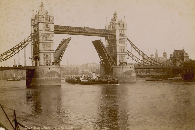 Tower Bridge, London alkotó: English Photographer