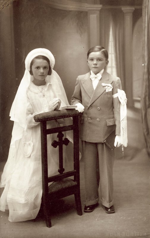 Fiú és lány az elsőáldozáskor alkotó: French Photographer