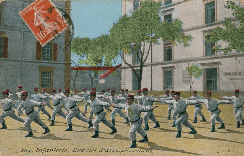 Francia gyalogság gyakorlata, 1913-ban elküldött képeslap. alkotó: French Photographer