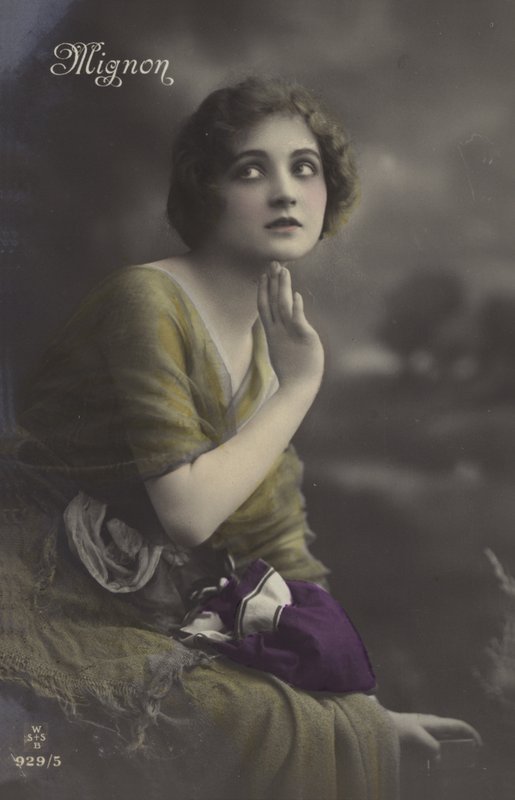Lány sárga ruhában alkotó: French Photographer