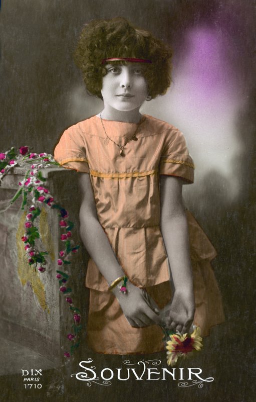 Narancssárga kislány (színes fotó) alkotó: French Photographer