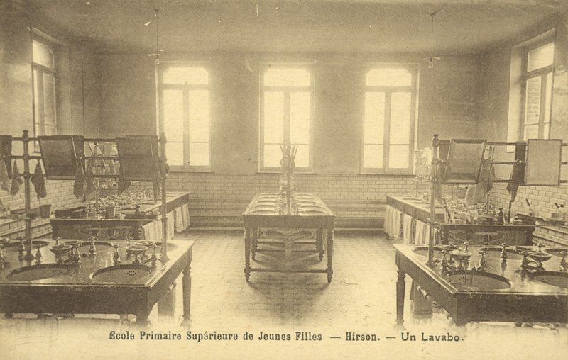 Általános iskola mosdója, Hirson (f/w fotó) alkotó: French Photographer