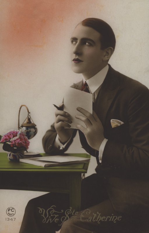 Fiatal férfi levelet ír alkotó: French Photographer