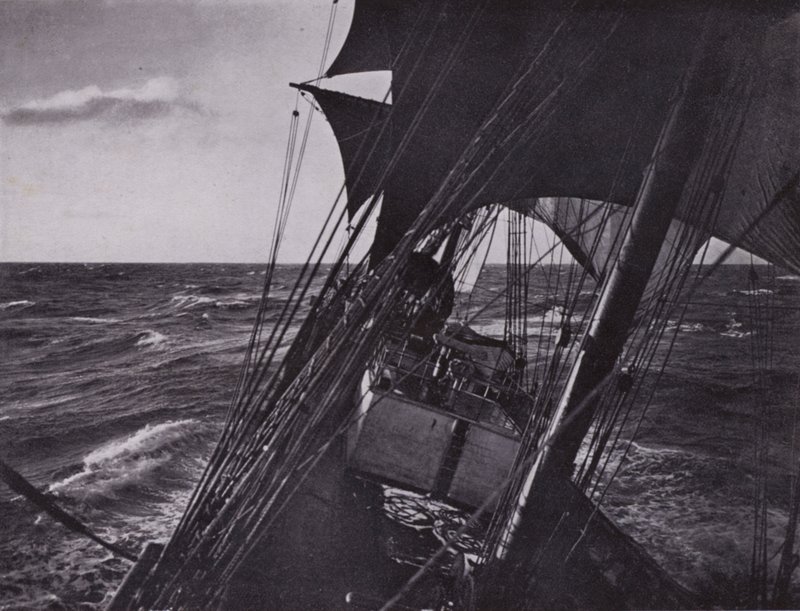 Hazafelé kötve (f/w fotó) alkotó: Herbert Ponting