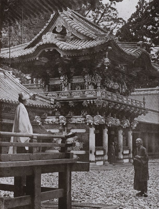 The Yomei Gate at Nikko (b/w photo) alkotó: Herbert Ponting