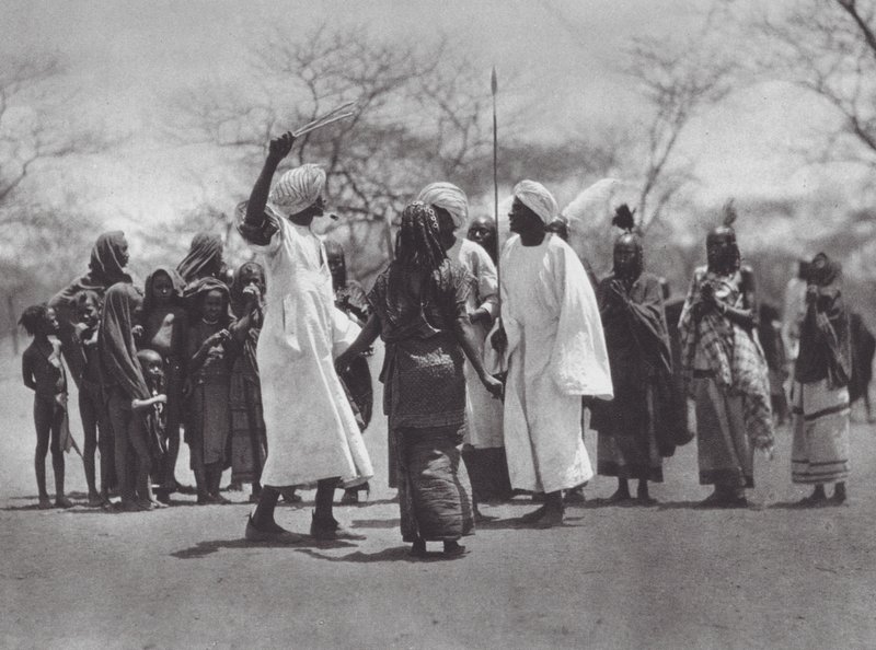 Afrika: Aulad Hamid tánc (fekete-fehér fotó) alkotó: Hugo Adolf Bernatzik