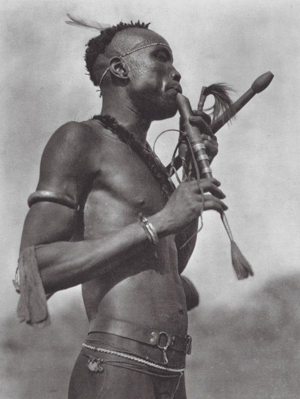 Afrika: Niambara fuvolajátékos (fekete-fehér fotó) alkotó: Hugo Adolf Bernatzik