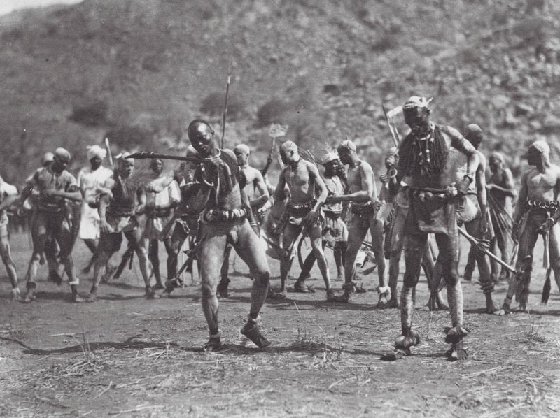 Afrika: Nuba csörgő tánc (fekete-fehér fotó) alkotó: Hugo Adolf Bernatzik