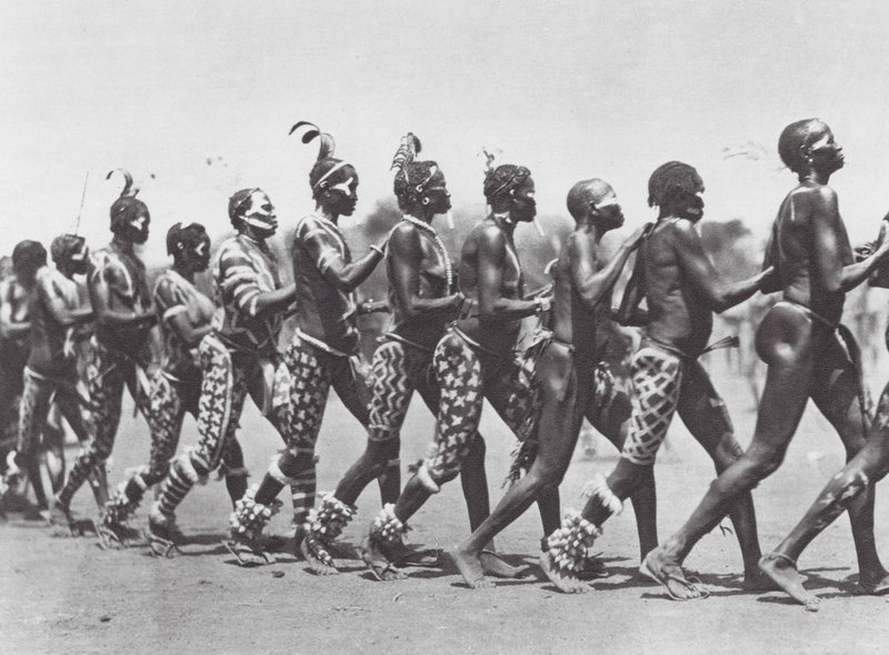 Afrika: Nuba nők táncolnak (fekete-fehér fotó). alkotó: Hugo Adolf Bernatzik