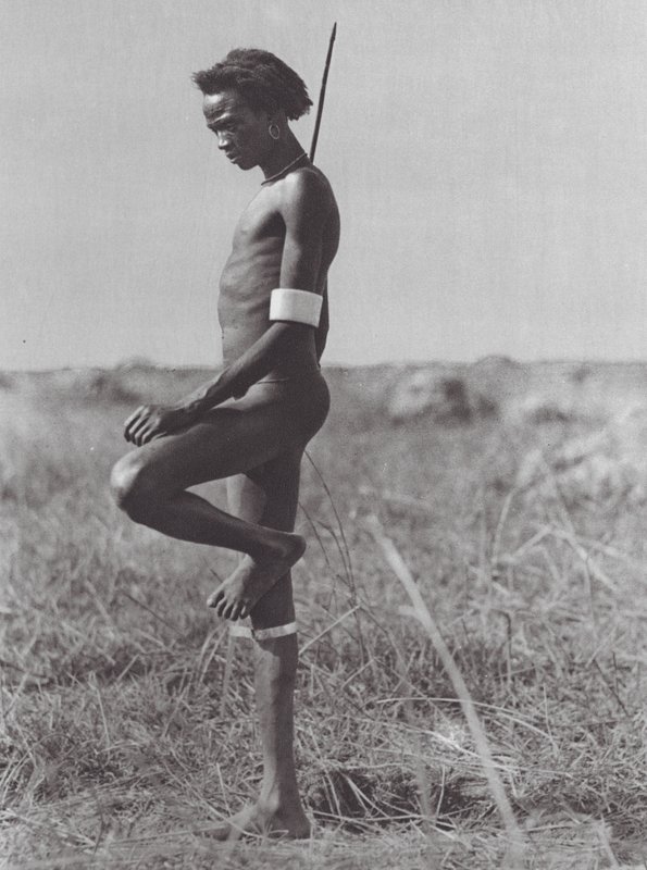 Afrika: Nuer, pihenőállás (fekete-fehér fotó) alkotó: Hugo Adolf Bernatzik