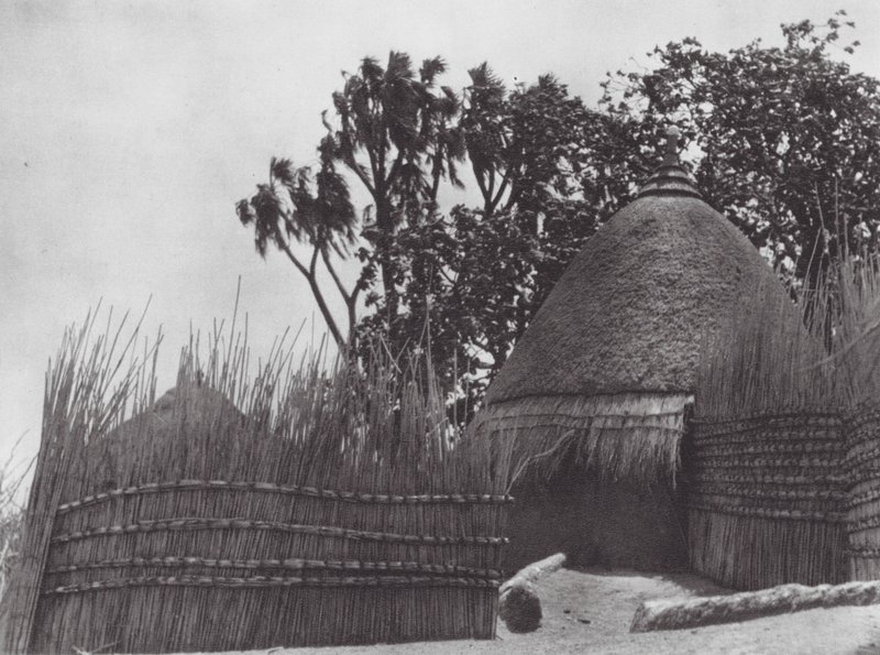 Afrika: Shilluk templom (fekete-fehér fotó) alkotó: Hugo Adolf Bernatzik