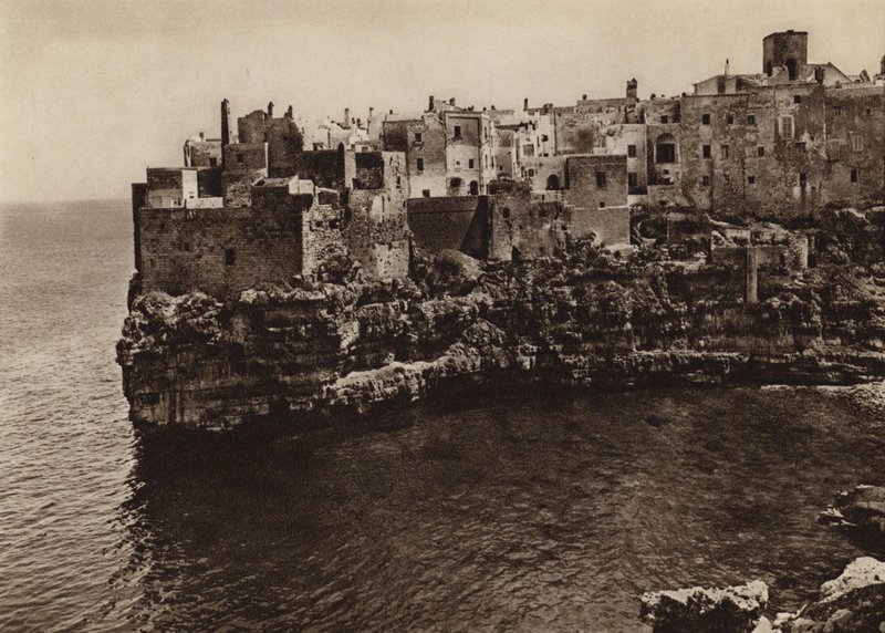 Olaszország: Polignano a Mare, Puglie (f/w fotó) alkotó: Kurt Hielscher