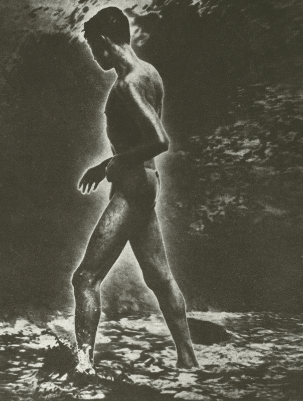 Fiú és hullám (f/w fotó) alkotó: Lionel Wendt