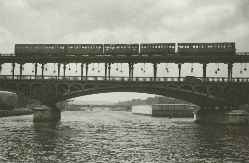 Párizs: Pont de Passy (f/w fotó) alkotó: Mario Bucovich